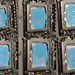 Intel comenta flexion de Alder Lake - CPU Intel Alder Lake en socket LGA1700; las seis tomas evidencian flexión del IHS y presión desigual con pasta térmica irregular.