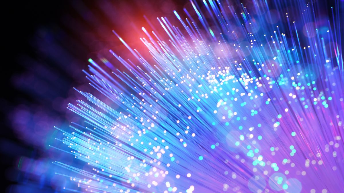 Los ingenieros permiten la comunicación cuántica a través de cables de fibra óptica existentes: nueva investigación muestra que la transmisión de datos mediante teletransportación cuántica es posible en paralelo con una red clásica a longitudes de onda específicas.