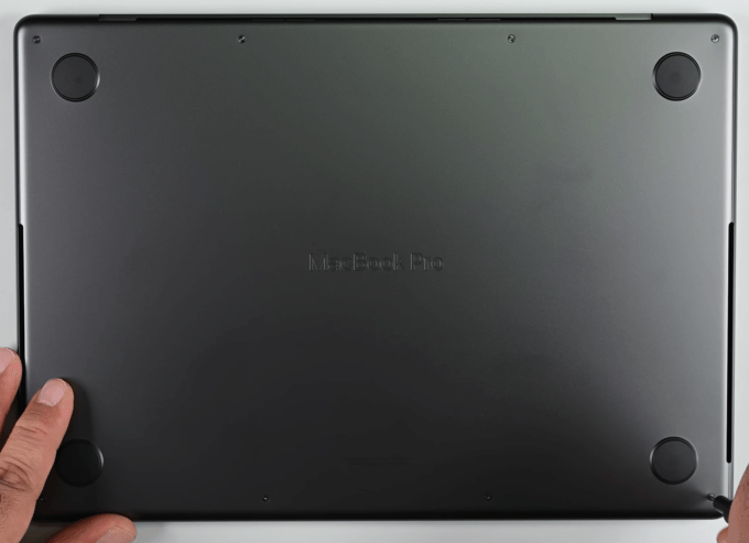 How to open Apple MacBook Pro 16 (M4 Pro / M4 Max) – disassembly and upgrade options