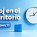 Reloj persistente Windows 11: opciones para mostrar un reloj persistente, limitaciones y decisiones prácticas, con fondo azul, icono de Windows y reloj analógico minimalista.