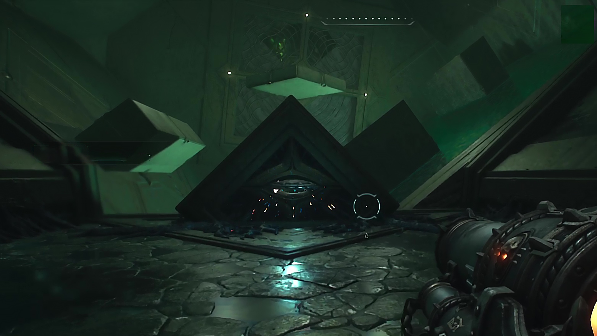 Sala giratoria - Captura de pantalla de videojuego que muestra la sala de agua giratoria con plataformas triangulares y un mecanismo central, guía visual para aprender cómo resolver el acertijo de la sala de agua giratoria en Doom.