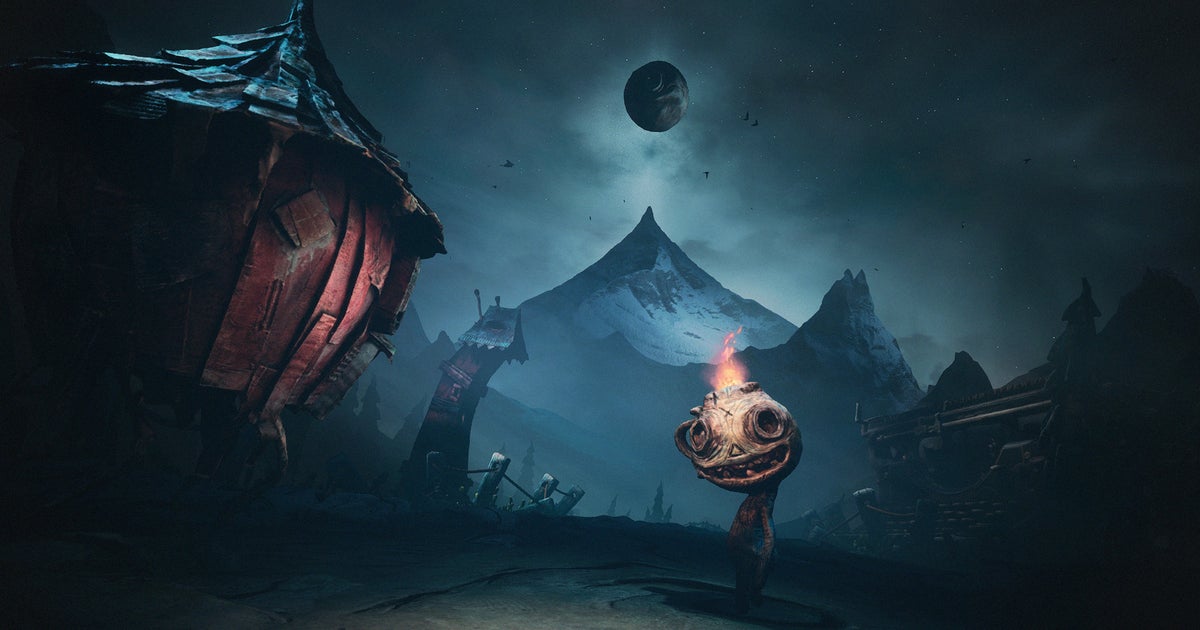 Ilustración oscura de *The Midnight Walk*: criatura con cabeza redonda y antorcha encendida caminando por un paisaje nocturno y montañoso, con casas torcidas y una luna siniestra en el cielo, usada en la reseña del videojuego de terror atmosférico.