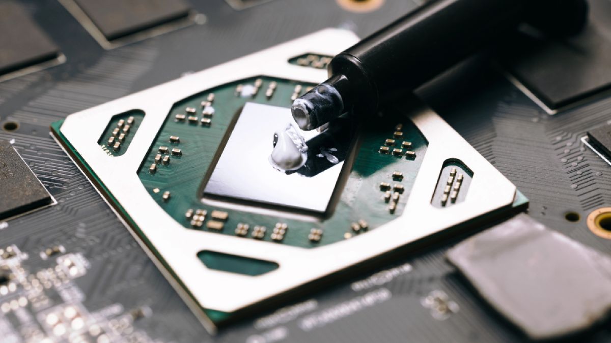 Durata della pasta termica e il suo impatto sulle prestazioni del PC 8 Durata della pasta termica: applicazione della pasta termica al processore per migliorare il raffreddamento e spiegazione della durata della pasta termica sulla CPU.