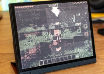 Minecraft en E Ink: Minecraft ejecutándose en una tablet con pantalla E Ink en escala de grises, mostrando las limitaciones reales de la tinta electrónica en rendimiento y calidad de imagen durante el juego.