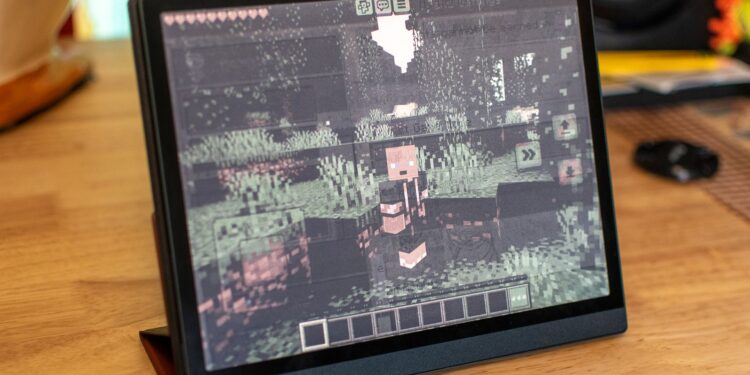 Minecraft en E Ink: Minecraft ejecutándose en una tablet con pantalla E Ink en escala de grises, mostrando las limitaciones reales de la tinta electrónica en rendimiento y calidad de imagen durante el juego.
