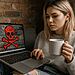Protección de Red Windows - Mujer preocupada mirando su portátil con símbolo de calavera roja por virus informático, ilustrando la importancia de activar la protección de red en Windows para evitar hackers y malware.