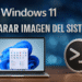 DISM en Windows 11 - Alt text: Imagen que muestra la reparación de la imagen del sistema en Windows 11 utilizando DISM, con un portátil que exhibe la pantalla de inicio de Windows 11 y un icono de símbolo de terminal, representando herramientas de línea de comandos para mantenimiento del sistema operativo.