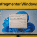 Desfragmentación en Windows 11 - Alt text: Pantalla de computadora mostrando el proceso de desfragmentación en Windows 11 con fondo amarillo y texto "Desfragmentar Windows 11".