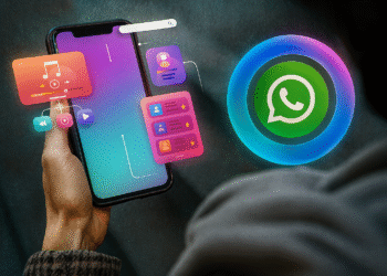 Meta Círculo azul en WhatsApp - Alt text: Persona sosteniendo un teléfono móvil con interfaz digital flotante y logo de WhatsApp con círculo azul, simbolizando la verificación o estado especial en la app de mensajería Meta WhatsApp.