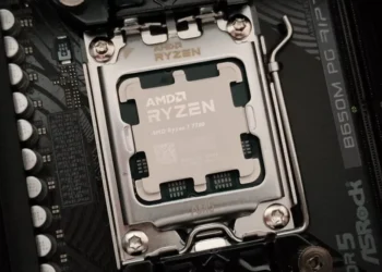 PBO en CPU AMD - Alt text: Close-up image of an AMD Ryzen 7 7700 CPU installed on an ASRock B650M PG Lightning motherboard, highlighting the CPU socket and surrounding components.