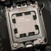 PBO en CPU AMD - Alt text: Close-up image of an AMD Ryzen 7 7700 CPU installed on an ASRock B650M PG Lightning motherboard, highlighting the CPU socket and surrounding components.
