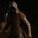 Uso dual en Oblivion Remastered - Alt text: Personaje con capucha y armadura ligera usando espada y arco en la mano en el juego Oblivion Remastered en escena oscura de fantasía.
