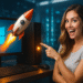 ¿Cómo actualizar a Windows 11 en un equipo antiguo? - Mujer sonriente señalando una computadora con el logo de Windows y un cohete despegando desde la pantalla, simbolizando la actualización rápida a Windows 11 en un equipo antiguo.