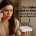 ¿Tu Router está en riesgo? - Mujer preocupada sosteniendo un router inalámbrico blanco mientras piensa en la seguridad de su red doméstica, con texto en español que dice "¿Tu router está en riesgo? Descubre 3 pasos para protegerlo hoy" en un fondo interior desenfocado.