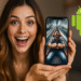 ¿Tu móvil Android va lento? 3 trucos secretos para acelerarlo ya - Alt text: Mujer emocionada mostrando un móvil con una imagen de un hombre en una montaña rusa en movimiento rápido, junto al logo de Android, ilustrando trucos secretos para acelerar un móvil Android lento.