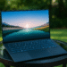 Laptop para estudiantes 2025: portátil ligero y delgado con pantalla casi sin bordes sobre mesa exterior, ideal para clases y tareas.