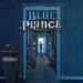 Reseña de Blue Prince - Arte promocional de Blue Prince: puerta azul abierta a un pasillo de la mansión, explorador al fondo; reseña del juego Diseña la 46ª sala y gana la mansión.