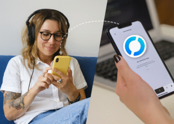 RustDesk controla cualquier móvil en 2 pasos: persona con auriculares conecta su teléfono a otro smartphone para asistencia remota y control a distancia.