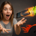 Android volando - Mujer sorprendida mira un Android volando que impulsa un smartphone con llamas y velocímetro, simbolizando acelerar tu móvil 5x sin apps.