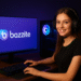 Bazzite para Gamers - Gamer con auriculares en un setup de PC con RGB, usando teclado y ratón; el monitor muestra el logotipo de Bazzite.