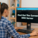 Cómo averiguar el servidor DNS en Windows: persona usando PC con comando en pantalla para encontrar el DNS actual.