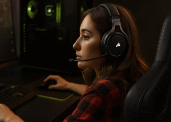 Optimización del controlador de gráficos - Jugadora de PC con auriculares frente a un equipo gaming, optimizando el controlador de gráficos y la configuración de la GPU para mejorar FPS y rendimiento.