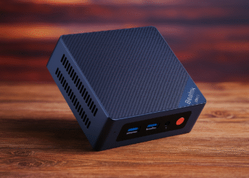 Por qué un NUC o Mini PC es ideal para tu HomeLab - Mini PC tipo NUC en escritorio de madera; equipo compacto y de bajo consumo con puertos USB frontales y ventilación, ideal para HomeLab casero.