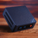 Por qué un NUC o Mini PC es ideal para tu HomeLab - Mini PC tipo NUC en escritorio de madera; equipo compacto y de bajo consumo con puertos USB frontales y ventilación, ideal para HomeLab casero.