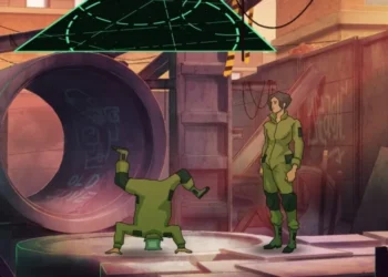 Reseña de Old Skies: escena de la aventura gráfica con viajera temporal en traje verde y personaje haciendo el pino en un solar industrial con panel holográfico.