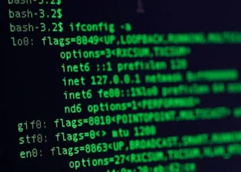 Servidor headless Linux con consola bash: ifconfig mostrando configuración de red y direcciones IP IPv4/IPv6.