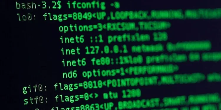 Servidor headless Linux con consola bash: ifconfig mostrando configuración de red y direcciones IP IPv4/IPv6.