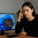 Wi-Fi conectado pero sin internet: mujer en escritorio junto a PC Windows 11 con alerta "No internet, secured"; tutorial en 4 pasos para arreglar la conexión.