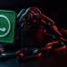 Blindar WhatsApp: logo de WhatsApp sujeto con cadena y candado, símbolo de seguridad, cifrado y privacidad para proteger chats con verificación en dos pasos.