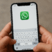 Desactivar autocorrector en iPhone: pantalla de WhatsApp con teclado abierto, pasos para quitar la autocorrección del teclado en iOS.