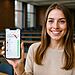 Actualización en segundo plano . Mujer joven en un aula mostrando en su iPhone la opción de "Actualización en segundo plano" activada en la configuración de aplicaciones.