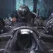 Armas de Doom The Dark Ages: el Doom Slayer apunta cañones dobles desde una máquina de asedio en un entorno oscuro y cavernoso.