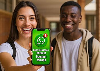 Leer sin ser visto - Joven mostrando en su móvil un truco de WhatsApp para leer mensajes sin ser visto, con pantalla verde y notificación, guía sobre cómo leer mensajes de WhatsApp sin abrir la app.