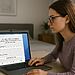 Proteger ZIP - Mujer usando una laptop para poner contraseña a un archivo comprimido, ejemplo de cómo proteger un archivo ZIP con métodos rápidos de encriptación y seguridad de datos.