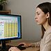 Reiniciar Windows Explorer - Mujer reiniciando Windows Explorer desde el Administrador de tareas en Windows para arreglar fallos del sistema en segundos.