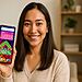 Smartphone lento - Mujer mostrando su smartphone con pantalla 100% y flecha hacia arriba, ilustrando 5 trucos fáciles para acelerar y optimizar un móvil lento.
