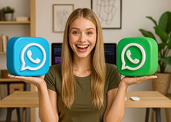Color de Chat WhatsApp - Mujer sonriendo sostiene dos grandes iconos 3D de WhatsApp en color azul y verde, ilustrando cambio de color de chat de WhatsApp en el móvil.