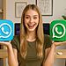 Color de Chat WhatsApp - Mujer sonriendo sostiene dos grandes iconos 3D de WhatsApp en color azul y verde, ilustrando cambio de color de chat de WhatsApp en el móvil.