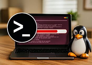 Desinstalar Linux - Portátil tipo Chromebook con Linux y terminal en pantalla junto a la mascota Tux, ilustrando cómo desinstalar Linux y limpiar tu Chromebook en 1 minuto.