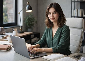 Scrivere senza tastiera come nuova libertà creativa e fisica 14 Digitare senza tastiera - Donna che lavora a una scrivania moderna con un computer portatile, scrivendo contenuti digitali e produttività, concetto di *Digitare senza tastiera* e tecnologia di digitazione intelligente.
