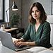 Escribir Sin Teclado - Mujer trabajando en un escritorio moderno con computadora portátil, escribiendo contenido digital y productividad, concepto de *Escribir Sin Teclado* y tecnología de escritura inteligente.