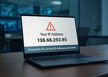 Kebocoran IP - Laptop menampilkan peringatan kebocoran IP dengan alamat IP terlihat di layar, menggambarkan kelemahan keamanan yang mengungkap identitas pengguna dan perlunya melindungi privasi daring.