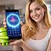 Menú Oculto De Android - Mujer sosteniendo un smartphone Android con el menú oculto o menú secreto de Android en pantalla, mostrando el supermenú de configuración avanzada y el ícono del robot Android.