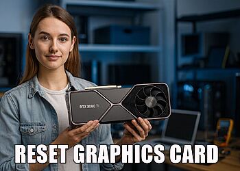Reiniciar tarjeta gráfica - Mujer sosteniendo una tarjeta gráfica RTX 3080 Ti en un escritorio de ordenador, ilustrando tutorial para reiniciar o resetear la tarjeta gráfica en PC gaming.