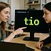 Tio - Dos estudiantes programando en un ordenador con la palabra "tio" en pantalla, aprendiendo el truco oculto para dominar microcontroladores y mejorar proyectos de electrónica.