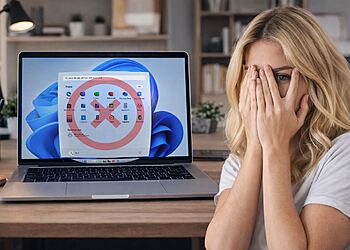 Windows 11 Debloater per un sistema più leggero 17 Windows 11 Debloater - Donna davanti a un portatile Windows 11 che mostra le applicazioni contrassegnate per la rimozione, illustrando l'uso di Windows 11 Debloater per ottimizzare il sistema e ottenere un PC più leggero e veloce.